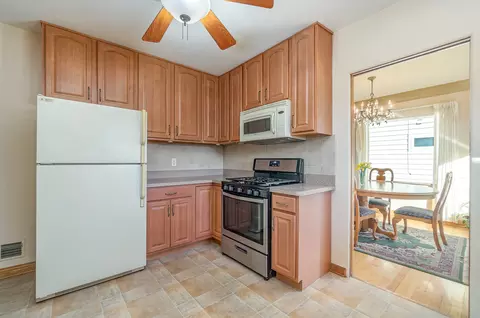 Kitchen - 3379 S Schultz Dr, Lansing, IL 60438 photo 3 of 3