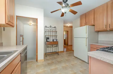 Kitchen - 3379 S Schultz Dr, Lansing, IL 60438 photo 2 of 3