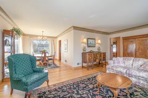 Living - 3379 S Schultz Dr, Lansing, IL 60438 photo 4 of 6