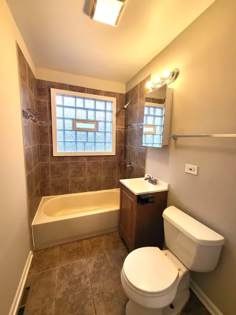 Bath - 165 W Wayne Pl, Wheeling, IL 60090 photo 1 of 1