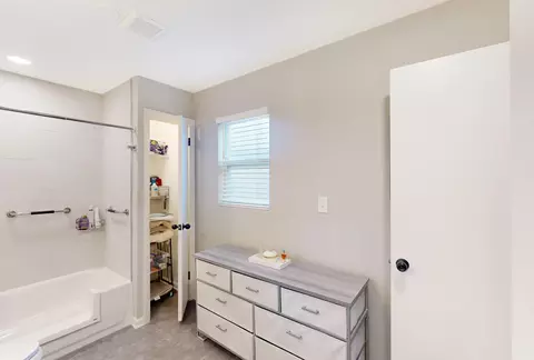Bath - 914 E Lorraine Ave, Addison, IL 60101 photo 2 of 5