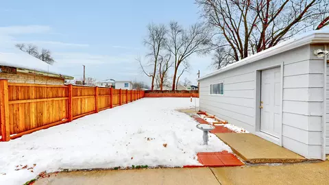 Exterior - 914 E Lorraine Ave, Addison, IL 60101 photo 7 of 9