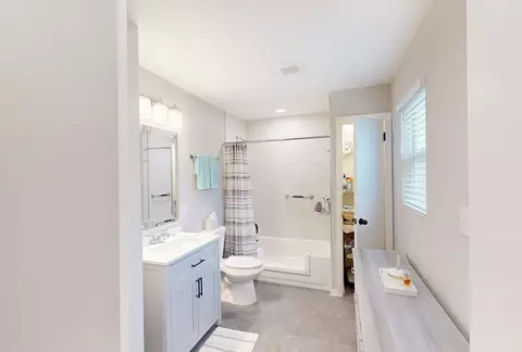 Bath - 914 E Lorraine Ave, Addison, IL 60101 photo 1 of 5