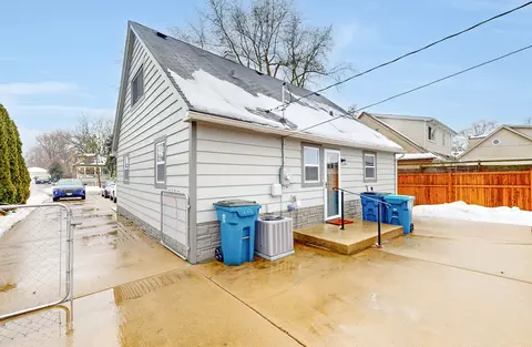 Exterior - 914 E Lorraine Ave, Addison, IL 60101 photo 5 of 9