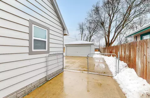 Exterior - 914 E Lorraine Ave, Addison, IL 60101 photo 4 of 9