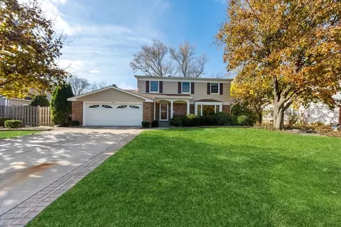 853 Warwick Ln, Libertyville, IL 60048