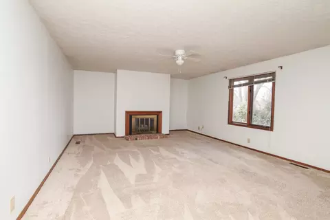 Living - 3 Tami Ct, Bloomington, IL 61701 photo 4 of 8