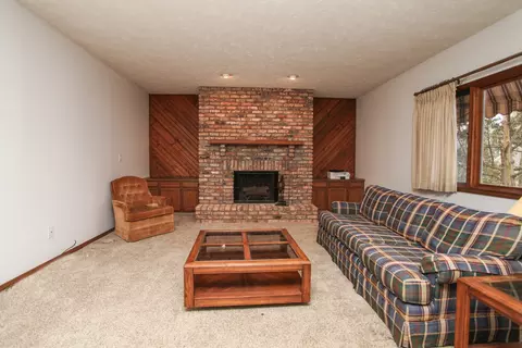 Living - 3 Tami Ct, Bloomington, IL 61701 photo 2 of 8