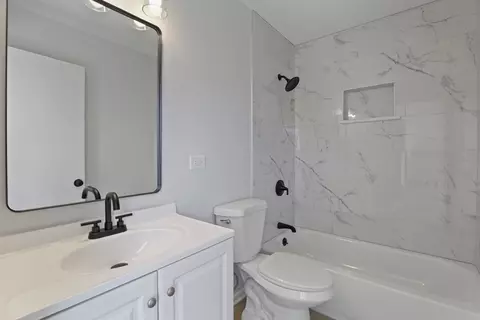 Bath - 451 Wright Ct, Bolingbrook, IL 60440 photo 3 of 4