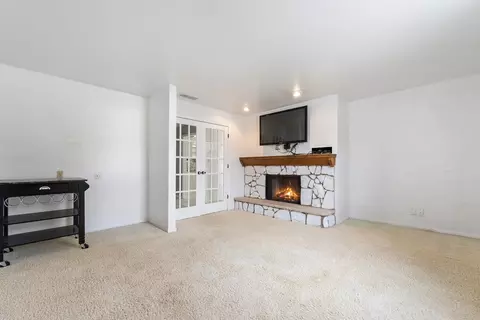 Living - 1050 S Nelson Ave #5, Kankakee, IL 60901 photo 4 of 4