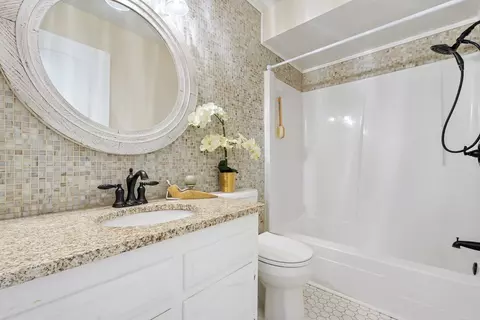 Bath - 1050 S Nelson Ave #5, Kankakee, IL 60901 photo 2 of 2