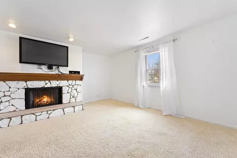 Living - 1050 S Nelson Ave #5, Kankakee, IL 60901 photo 3 of 4