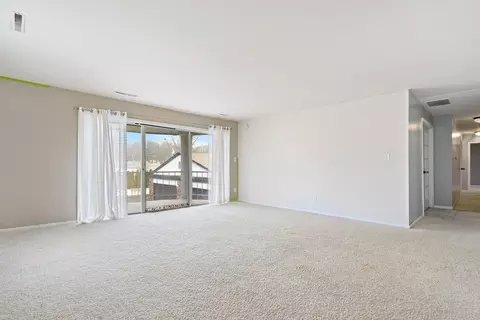 Living - 1050 S Nelson Ave #5, Kankakee, IL 60901 photo 2 of 4