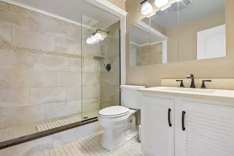 Bath - 1050 S Nelson Ave #5, Kankakee, IL 60901 photo 1 of 2