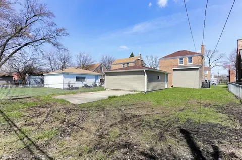 Exterior - 211 E 140th Pl, Dolton, IL 60419 photo 5 of 8