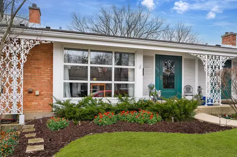 606 Carriage Hill Dr, Glenview, IL 60025