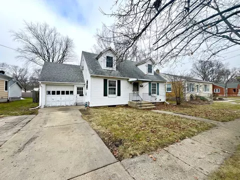 1027 Wheeler St E, Woodstock, IL 60098