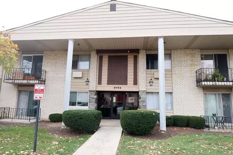 8992 Kennedy Dr #2B, Des Plaines, IL 60016