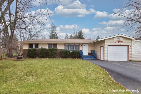 1805 W Oakleaf Dr, Mchenry, IL 60051