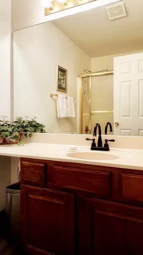 Bath - 2705 Westbrook Dr, Bloomington, IL 61705 photo 2 of 3