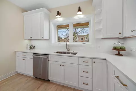 Kitchen - 896 W Grant Dr, Des Plaines, IL 60016 photo 2 of 4