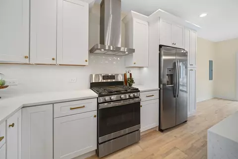 Kitchen - 896 W Grant Dr, Des Plaines, IL 60016 photo 3 of 4