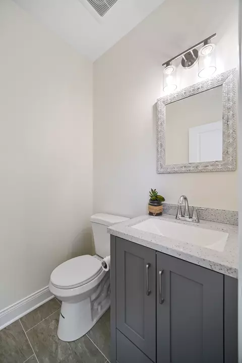 Bath - 896 W Grant Dr, Des Plaines, IL 60016 photo 3 of 3