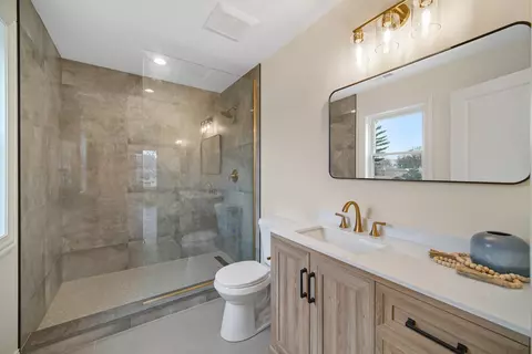 Bath - 896 W Grant Dr, Des Plaines, IL 60016 photo 1 of 3