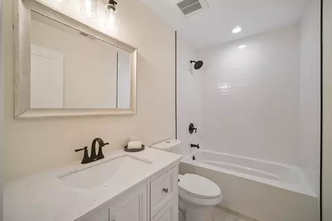 Bath - 896 W Grant Dr, Des Plaines, IL 60016 photo 2 of 3