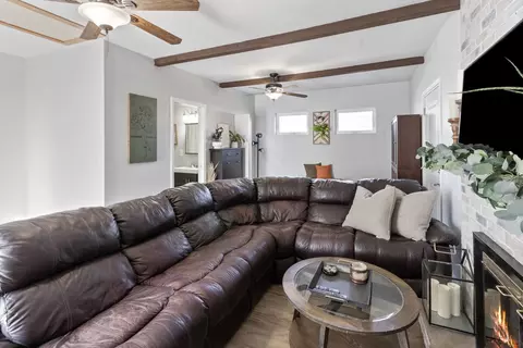 Living - 401 E Kelsey, Malta, IL 60150 photo 2 of 3