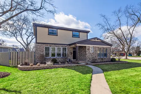 170 N Pioneer Dr, Addison, IL 60101