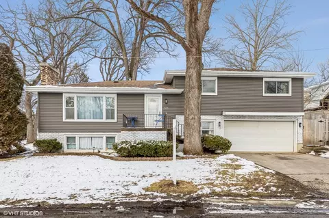 525 Delaware Dr, Lake In The Hills, IL 60156