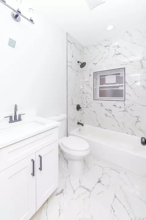 Bath - 6954 S Eberhart Ave, Chicago, IL 60637 photo 1 of 5