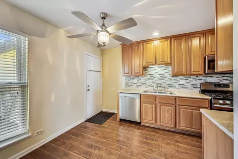 Kitchen - 2452 Devonshire Ct, Aurora, IL 60502 photo 3 of 4