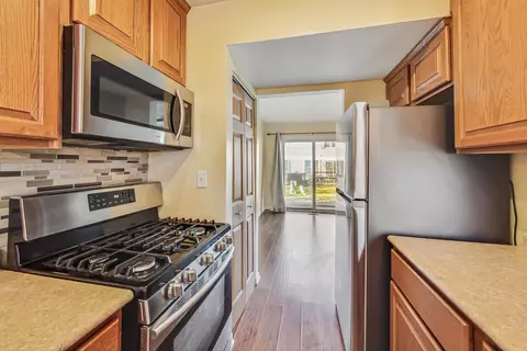 Kitchen - 2452 Devonshire Ct, Aurora, IL 60502 photo 2 of 4