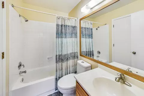 Bath - 2452 Devonshire Ct, Aurora, IL 60502 photo 2 of 3
