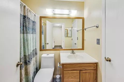 Bath - 2452 Devonshire Ct, Aurora, IL 60502 photo 3 of 3