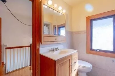 Bath - 6410 Sinclair Ave, Berwyn, IL 60402 photo 2 of 3