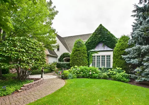 1745 W Broadland Ln, Lake Forest, IL 60045