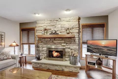 Living - 830 Brian Ct, Gurnee, IL 60031 photo 1 of 2