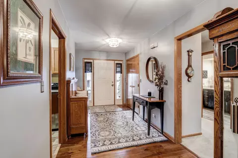 Entry Way - 830 Brian Ct, Gurnee, IL 60031 photo 2 of 2