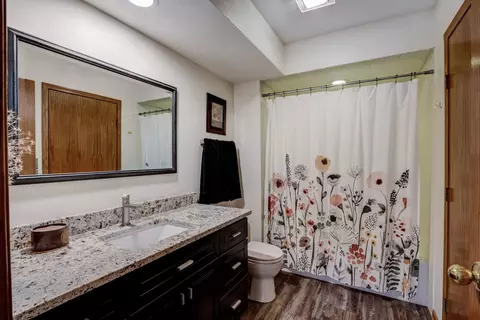 Bath - 830 Brian Ct, Gurnee, IL 60031 photo 3 of 3