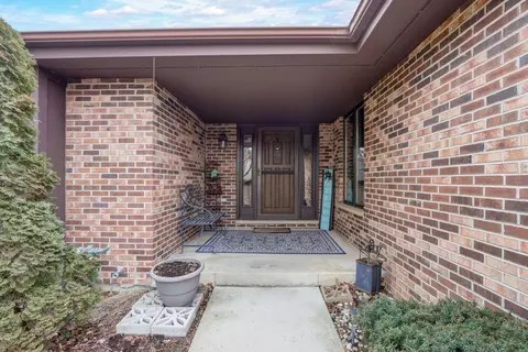 Entry Way - 830 Brian Ct, Gurnee, IL 60031 photo 1 of 2