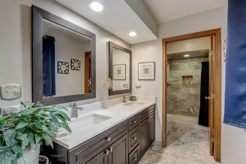 Bath - 830 Brian Ct, Gurnee, IL 60031 photo 2 of 3