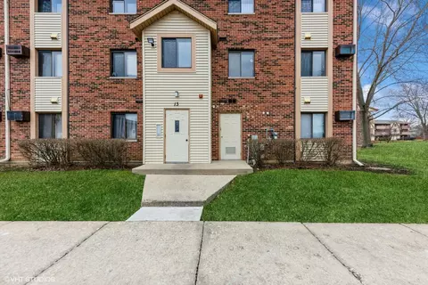 13 Cedar Ct #5, Vernon Hills, IL 60061