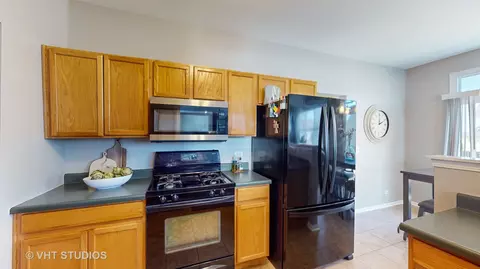 Kitchen - 721 Ryegrass Trl, Aurora, IL 60504 photo 4 of 5