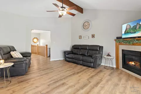 Living - 4702 Overland Trl, Mchenry, IL 60050 photo 3 of 6