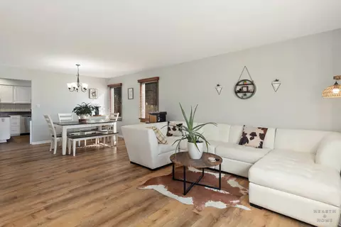 Living - 4702 Overland Trl, Mchenry, IL 60050 photo 2 of 6