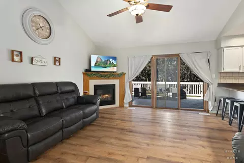 Living - 4702 Overland Trl, Mchenry, IL 60050 photo 4 of 6
