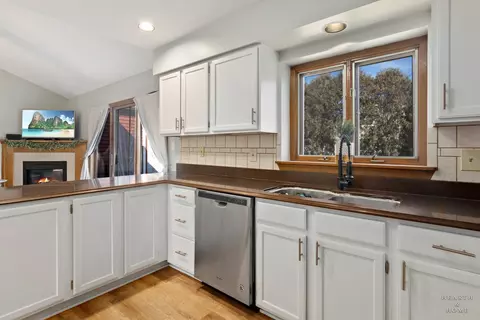 Kitchen - 4702 Overland Trl, Mchenry, IL 60050 photo 2 of 2